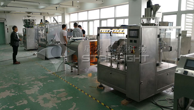 冰硼散粉劑灌裝機整機廠房內實拍展示