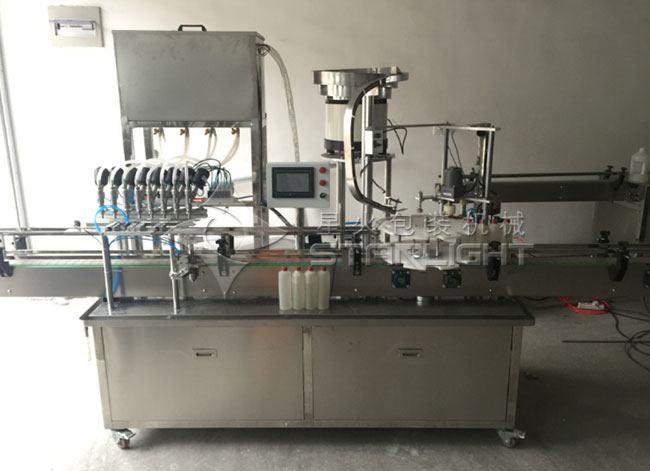 全自動車用尿素灌裝機(jī)廠房內(nèi)實(shí)拍